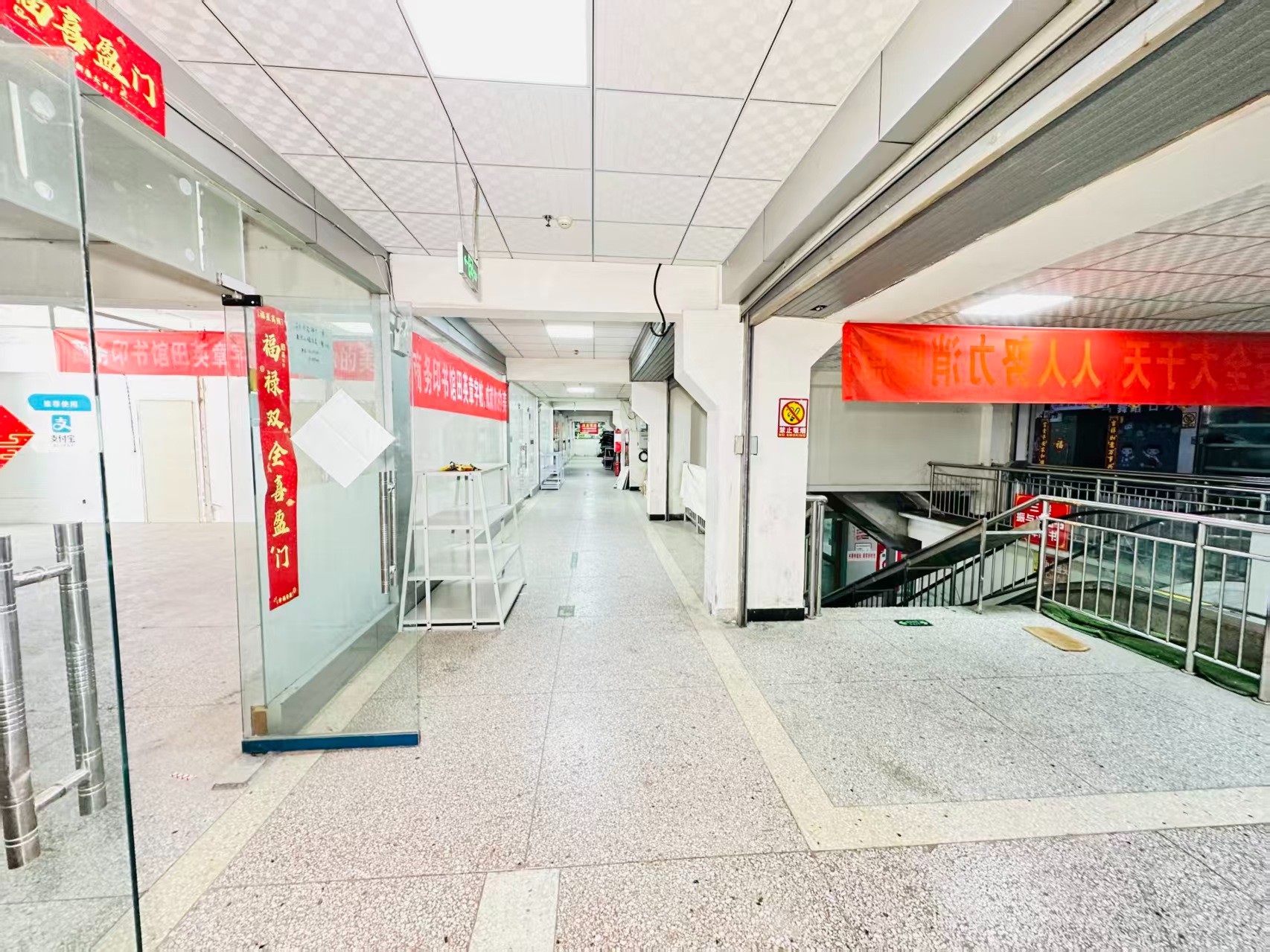 南通街引入人工智能技术应用场景，推动AI与商业、零售、电商、企业服务等领域融合发展。